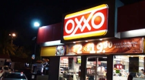 EN OXXO LAS ACACIAS Roban dinero y mercancía variada