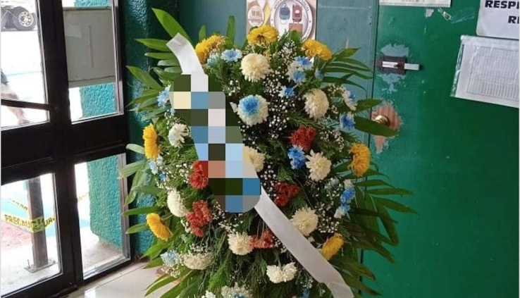 Colocan en el hospital del IMSS corona fúnebre