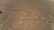 Esta es la primera imagen en color de la superficie marciana tomada por el Ingenuity en pleno vuelo