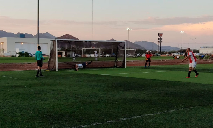 VIGUETAS SAN CARLOS  Le saca dos puntos al líder