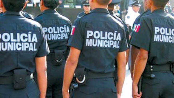 EN EL CENTRO  Se impacta vehículo contra árbol