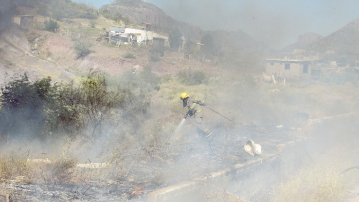 Sofocan incendio de maleza en San Carlos