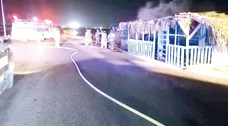 EN EL PUENTE DOUGLAS  Se incendia puesto de mariscos