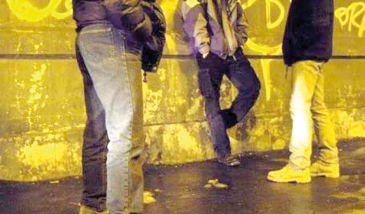 EN LA CALLE  Sorprenden a jovencitos drogándose