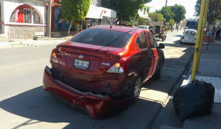 EN ESTACIONAMIENTO DE NEGOCIO Ocurre choque por retroceso