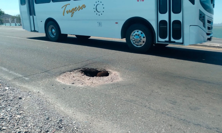 Sigue socavón en puente Douglas