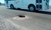 Sigue socavón en puente Douglas