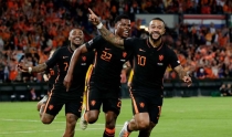 Depay da victoria agónica a Holanda frente a Gales