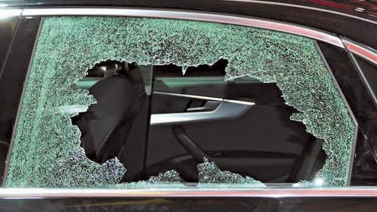 Roban en interior de vehículo estacionado
