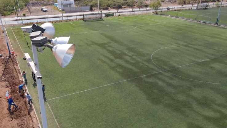 Trabajan en la mejora de campos de fútbol de la Unidad Deportiva