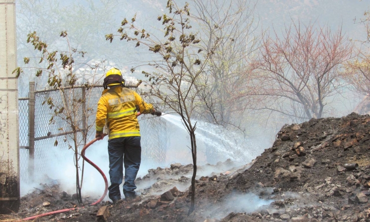 Acuden a incendio de maleza y basura