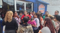 Provoca comerciante desorden en entrega de uniformes