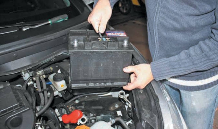 Roban acumuladores en vehículos