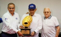 Recibe Ronaldo Camacho Guante de Oro
