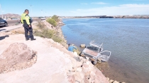 A LA ALTURA DEL PUENTE DOUGLAS  Cae vehículo al agua