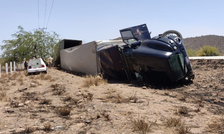 Se vuelca tráiler de carga