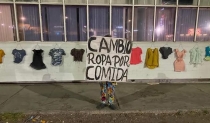 Llama la atención de la población Familia guaymense cambia ropa por comida