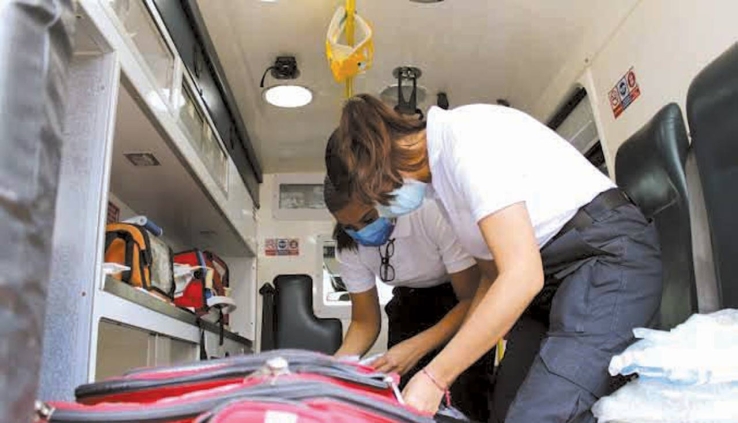 CHOQUE DE AUTOS  Deja dos lesionados y daños materiales