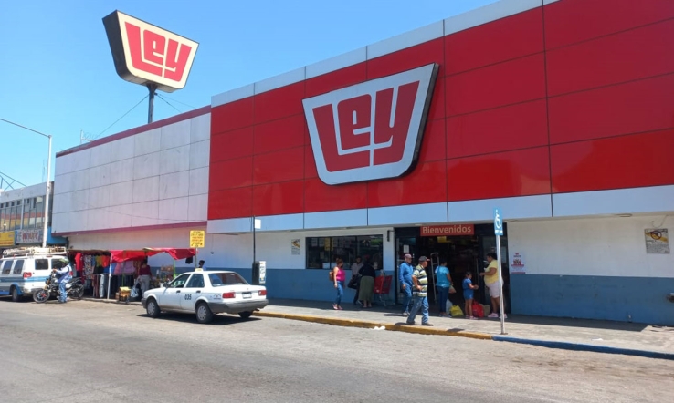 EN CASA LEY  Les roban a sus clientes