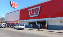EN CASA LEY  Les roban a sus clientes