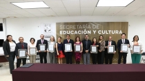 Autoridades estatales Reconocen a profesionistas del año