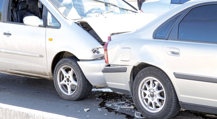 POR ALCANCE  Choca pick up a sedán