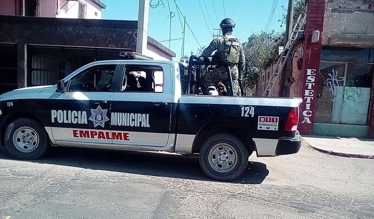 POR LLEVARSE SILLAS Y MESA  Reportan y detienen a joven