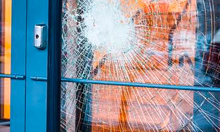Provocan daños en cibercafé del Centro
